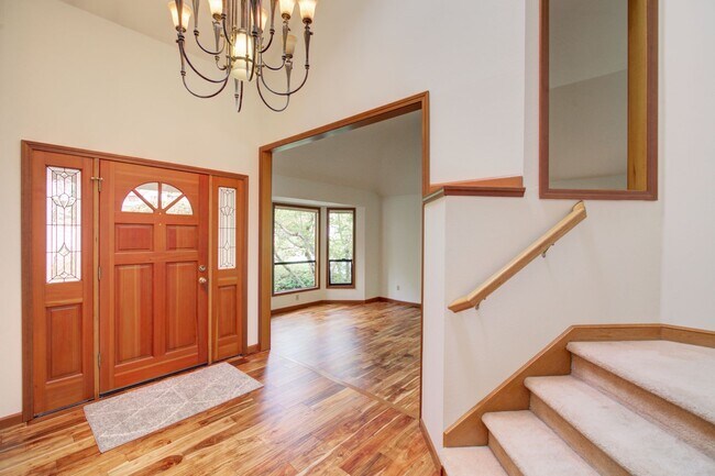 Building Photo - 5bd/3.5ba Bellevue Home
