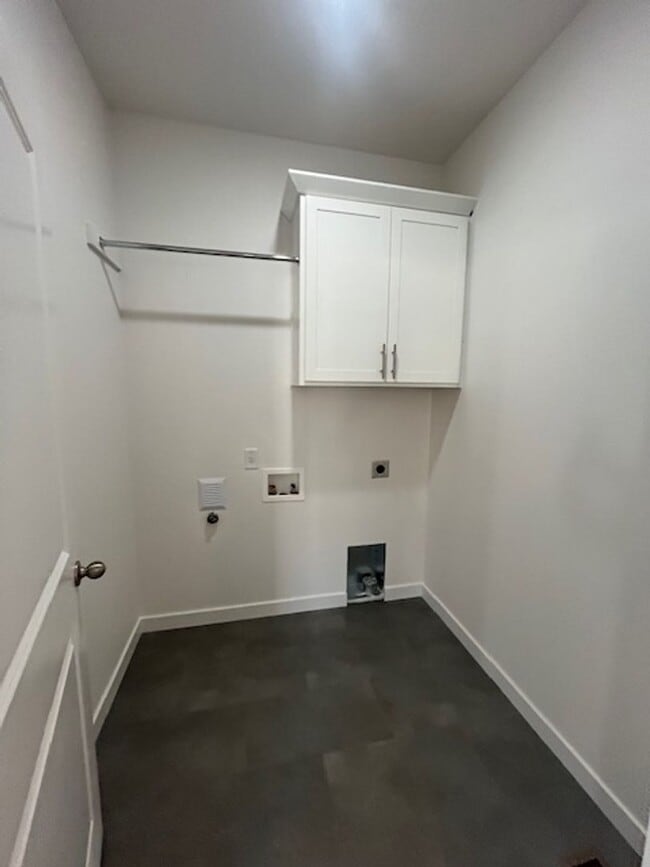 Building Photo - 3 Bedroom 2 Bath Silverton OR