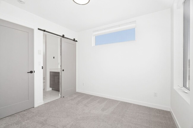 Building Photo - Modern 2 Bedroom with Rooftop Retreat and Garage