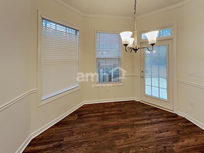 Building Photo - 433 Long Branch Way