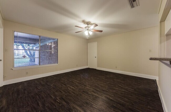 Building Photo - 2110 Wycliffe Dr