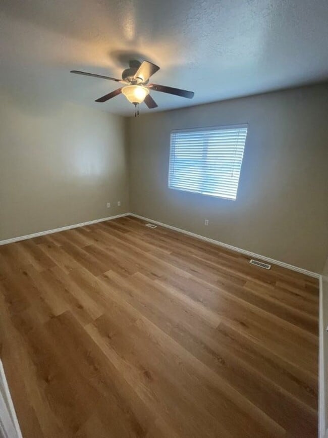 Building Photo - Your New Chapter Starts Here – 5 Bed, 2 Bath Syracuse Home + 2 Weeks Free!