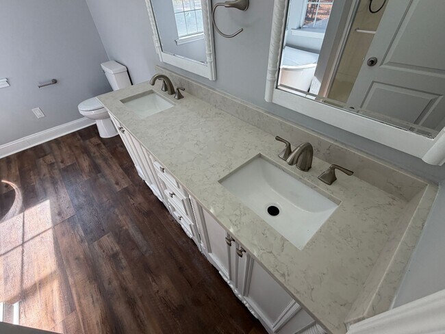 Building Photo - Remodeled bathrooms, new kitchen in this Nashville beauty - REDUCED!!