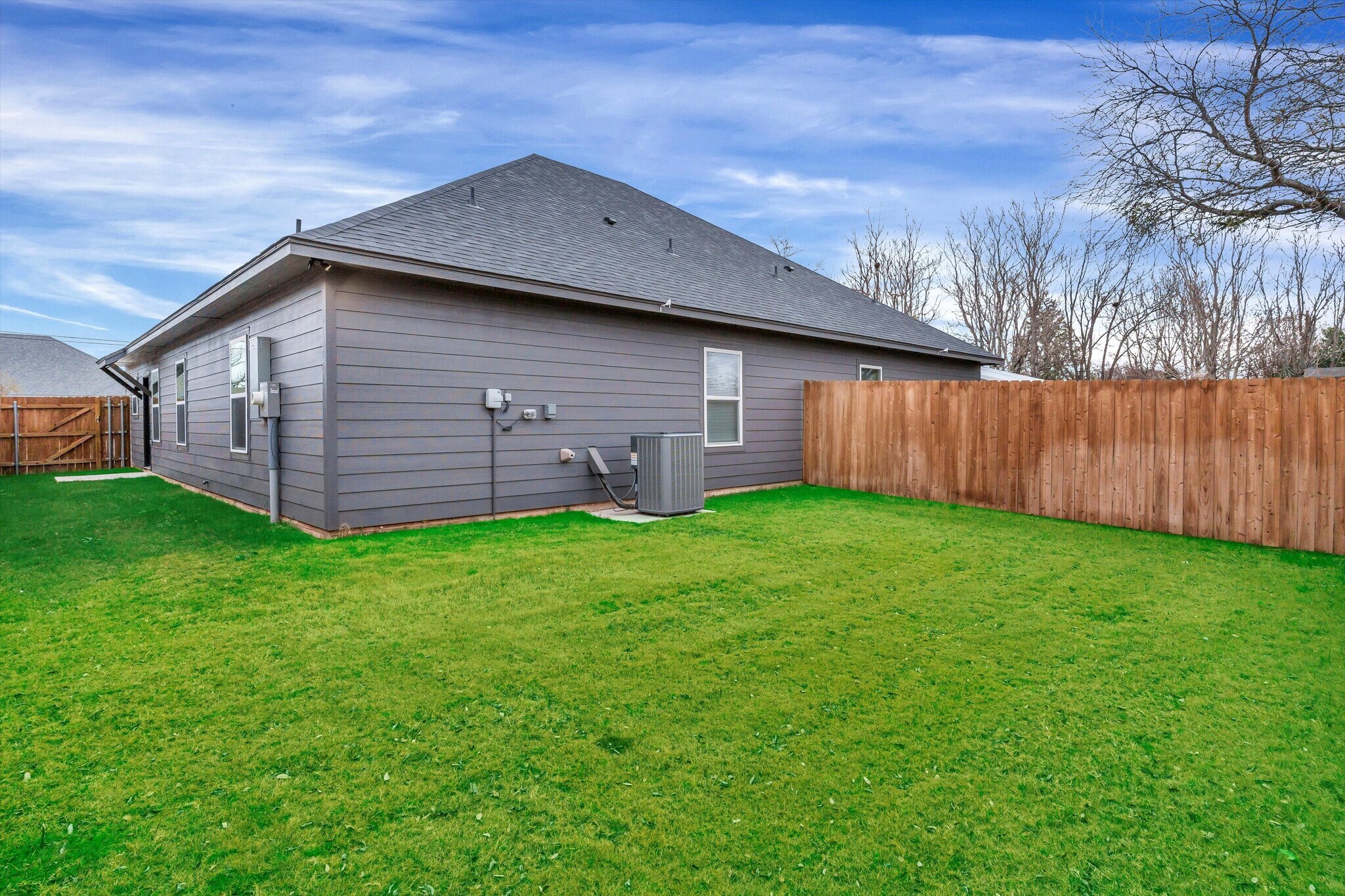 Building Photo - 405 Lake View St