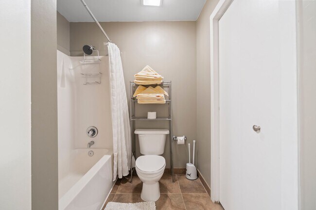Building Photo - One Bedroom Furnished Condo in Uptown Char...