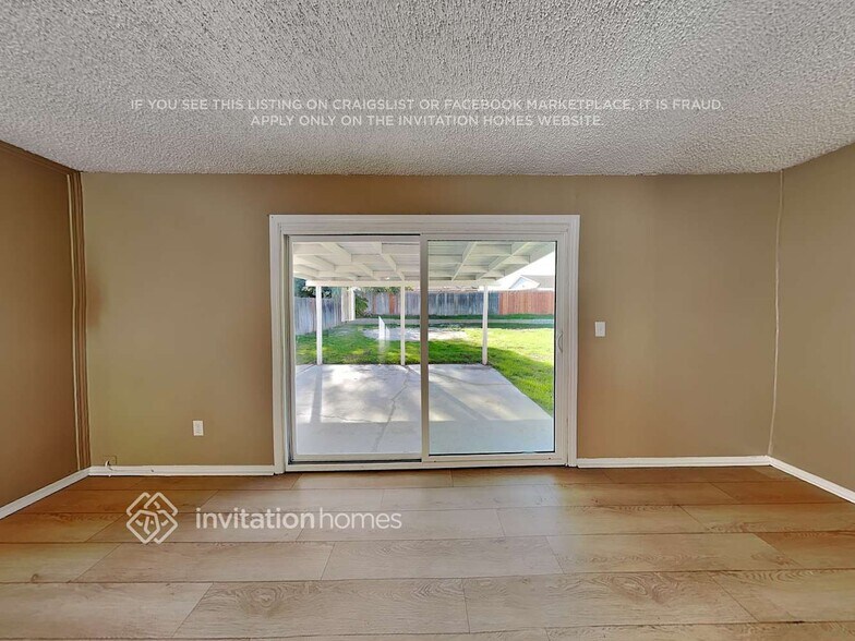 Building Photo - 10480 Hole Ave