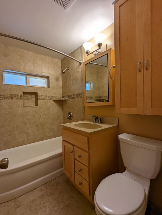 Building Photo - Great 2 bedroom with bonus space located i...