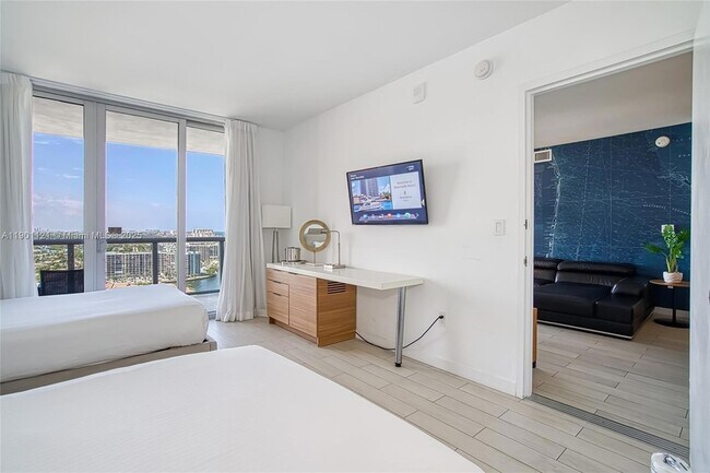 Building Photo - 2602 E Hallandale Beach Blvd
