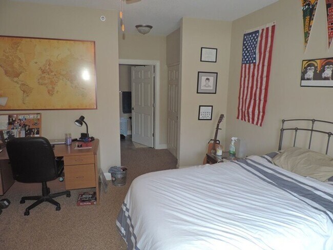 Building Photo - $2000 | 3 Bedroom, 2 Bathroom Condo | No P...