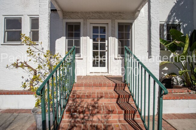 Building Photo - 8159 Willoughby Ave