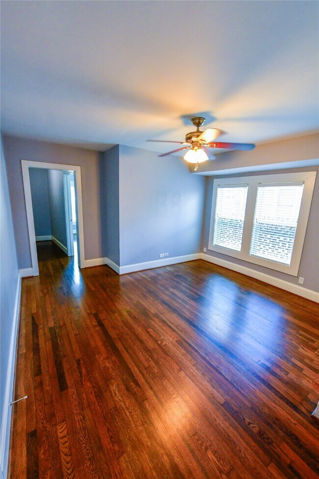 Building Photo - 1011 E 6 1/2 St