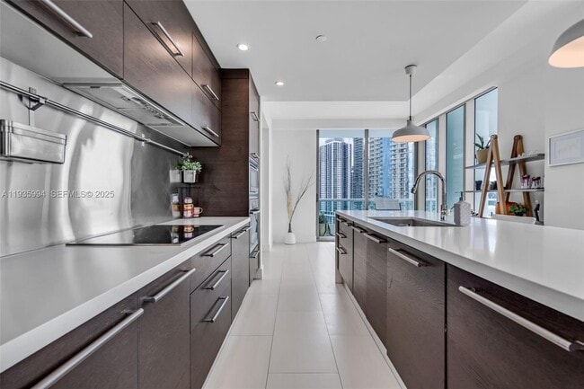 Building Photo - 900 Biscayne Blvd