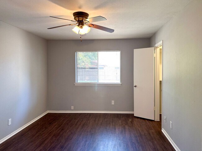 Building Photo - 3 Bedroom / 2 Bath / 2 Car Garage in Quiet...