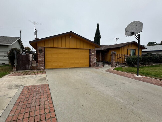 Building Photo - SW Visalia home available soon