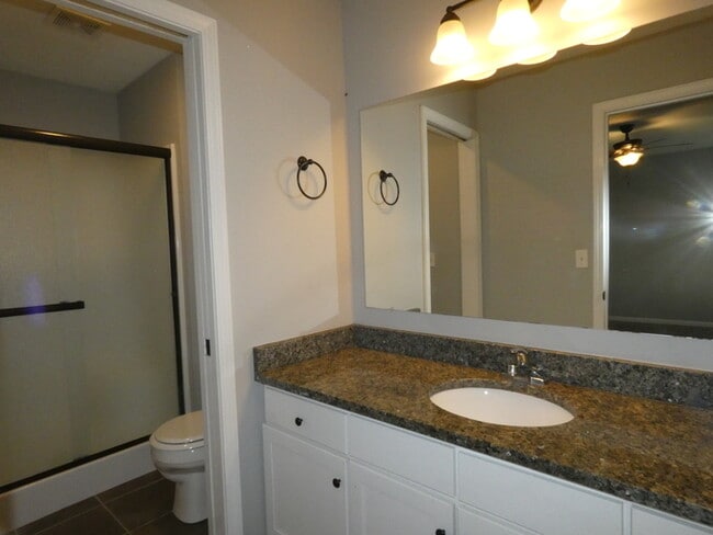 Building Photo - Beautiful Town Home!