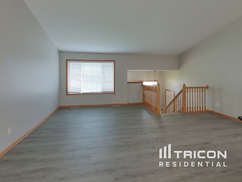 Building Photo - 102 Charity Cir