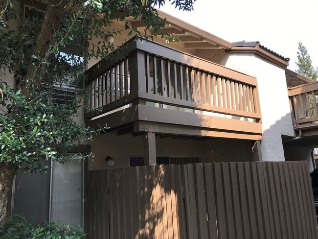 Building Photo - Beautiful upper level 1 bedroom, 1 bath unit in Station West