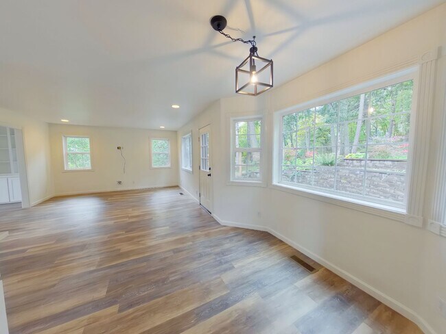 Building Photo - Large Beautiful Home in the Hills