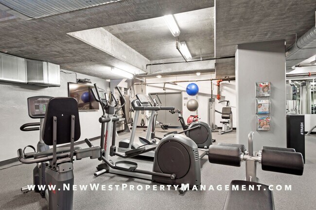 Building Photo - Spacious East Village Penthouse Studio at Metrome! Small Pet Ok! 1 Parking Space Included!