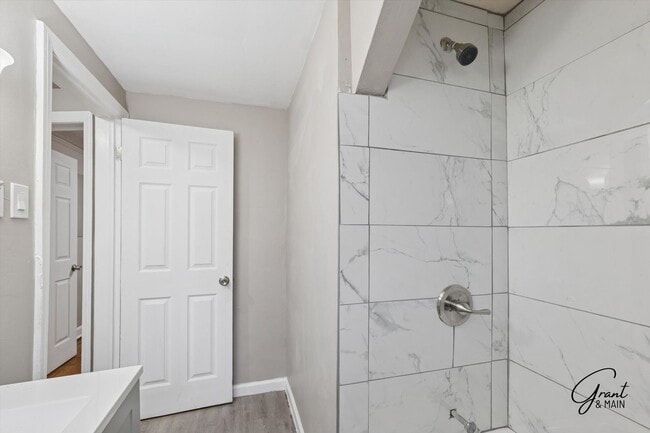 Building Photo - $1400 3 bedroom