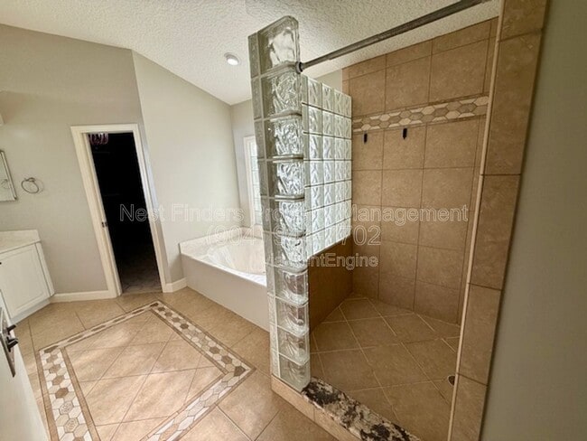 Building Photo - 424 Oak Pond Dr