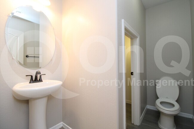 Building Photo - 947 S Utilis Dr