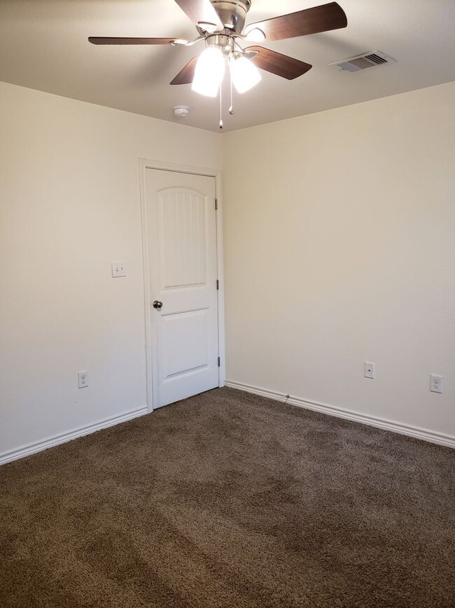 Building Photo - Spacious NISD home