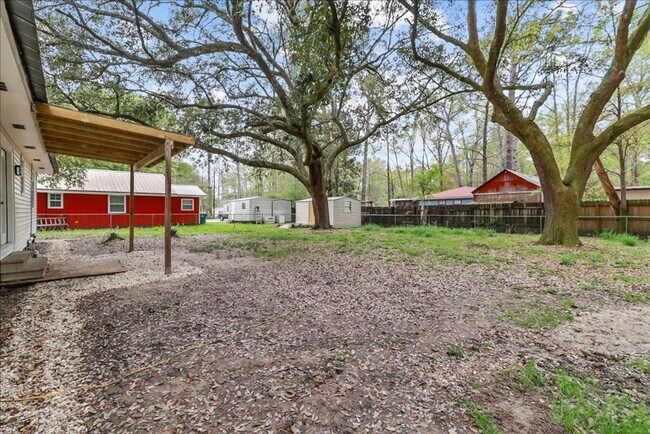 Building Photo - Completely Renovated 3 Bed 2 Bath home wit...