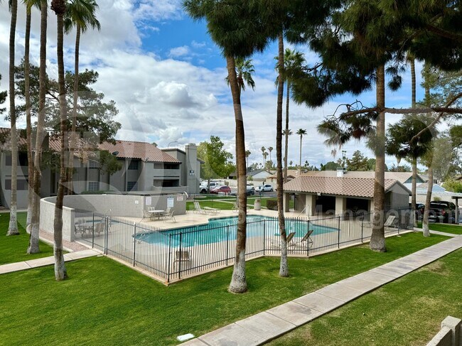 Building Photo - 533 W Guadalupe Rd