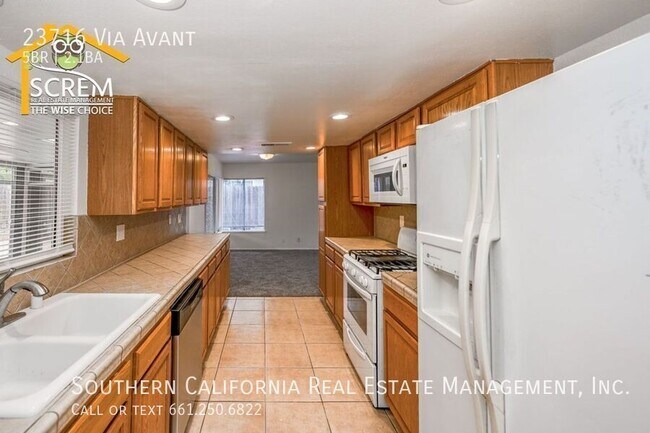 Building Photo - 23716 Vía Avant