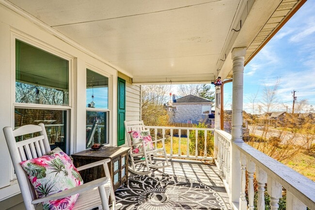 Building Photo - 4 Bed • 2 Bath Furnished Home – Utilities Included
