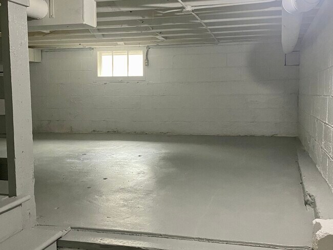 Building Photo - 536 S Main St