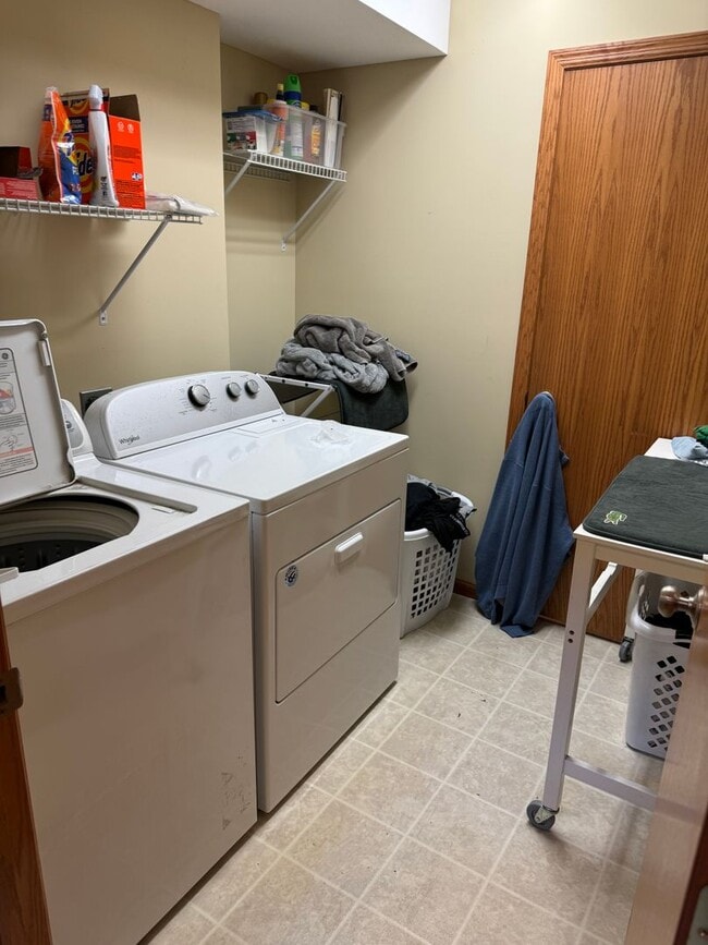 Building Photo - Great Location *2Bed*1.5Bath Townhouse - Oakdale-Available May 1