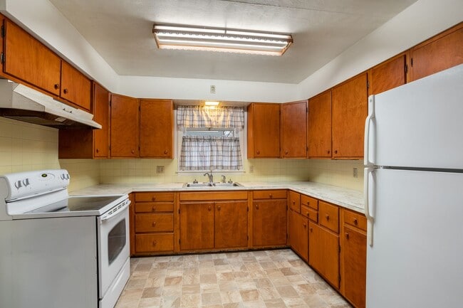 Building Photo - 4 Bedroom Oshkosh House