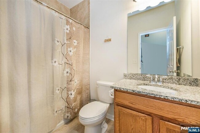 Building Photo - 9 Landmark Ln