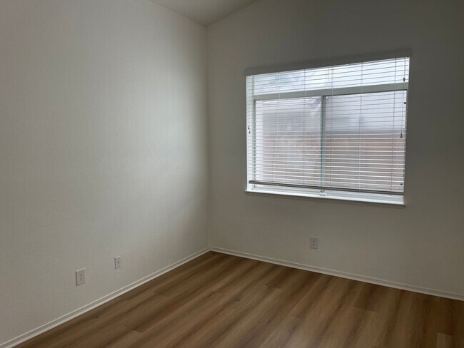 Building Photo - 3br/2ba Home on corner lot