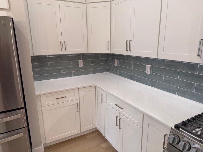 Building Photo - 906 Main St