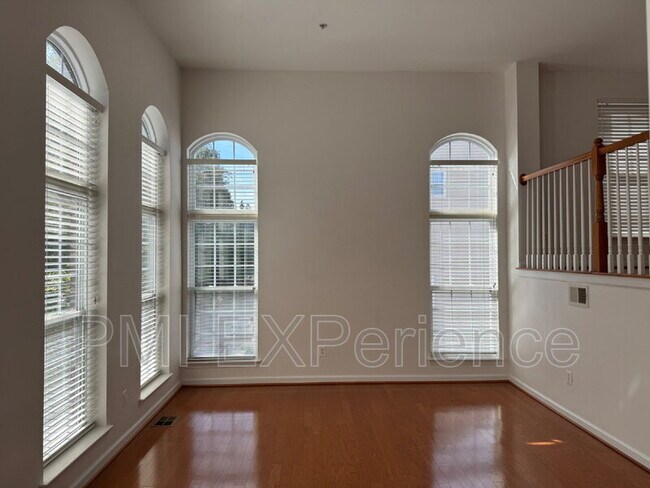 Building Photo - 12302 Open View Ln