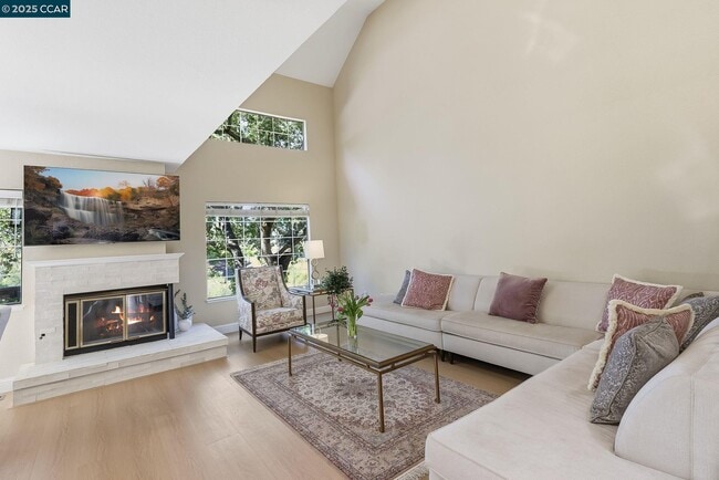 Building Photo - 121 Haslemere Ct