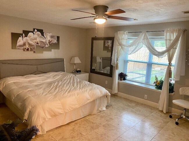 Building Photo - 2419 Briarlee Dr