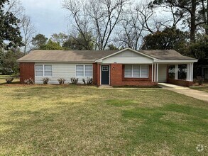 Building Photo - Stunning 3-Bedroom