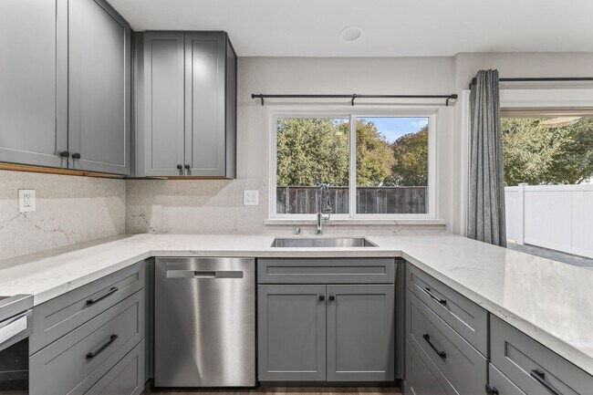 Building Photo - Charming 3-Bedroom Condo in Creekside Village – Prime Location!