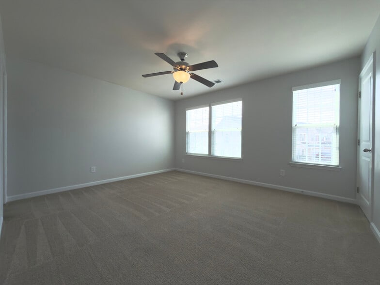 Building Photo - 2501 Silverthorn Dr