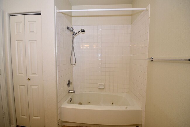 Building Photo - COZY 2 BED 2 BATH CONDO ON 2ND FLOOR AT PA...