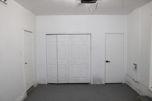 Building Photo - 3910 NE Vivion Rd