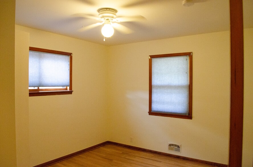 Back Coern Bedroom - 1314 Grant St