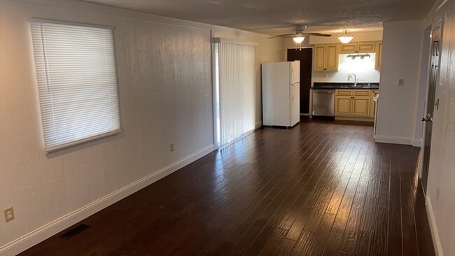 Building Photo - 401 Lufkin Dr