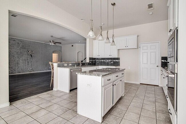 Building Photo - Spacious 4BR House in Burleson