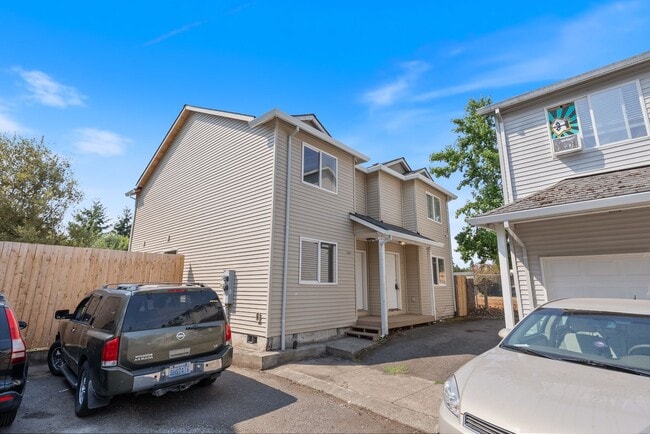 Building Photo - Spacious 2-Bedroom Duplex in SE Portland