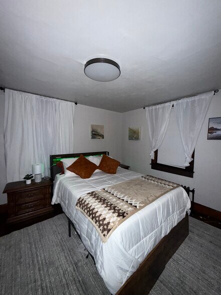 Building Photo - 212 Smith St